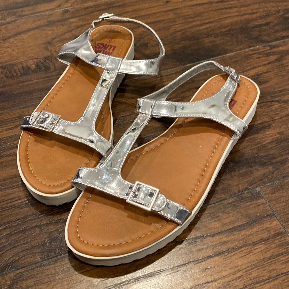 silver metallic muk luks sandals flats size 9 NWT
